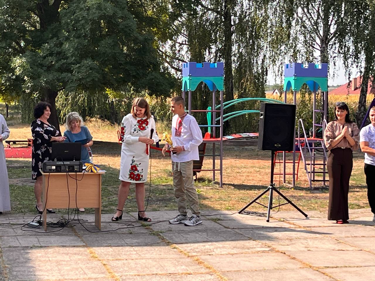 Ведучі відкривають урочисту лінійку до Дня знань